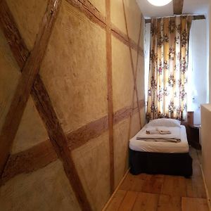 Zimmer mit Kingsize-Bett